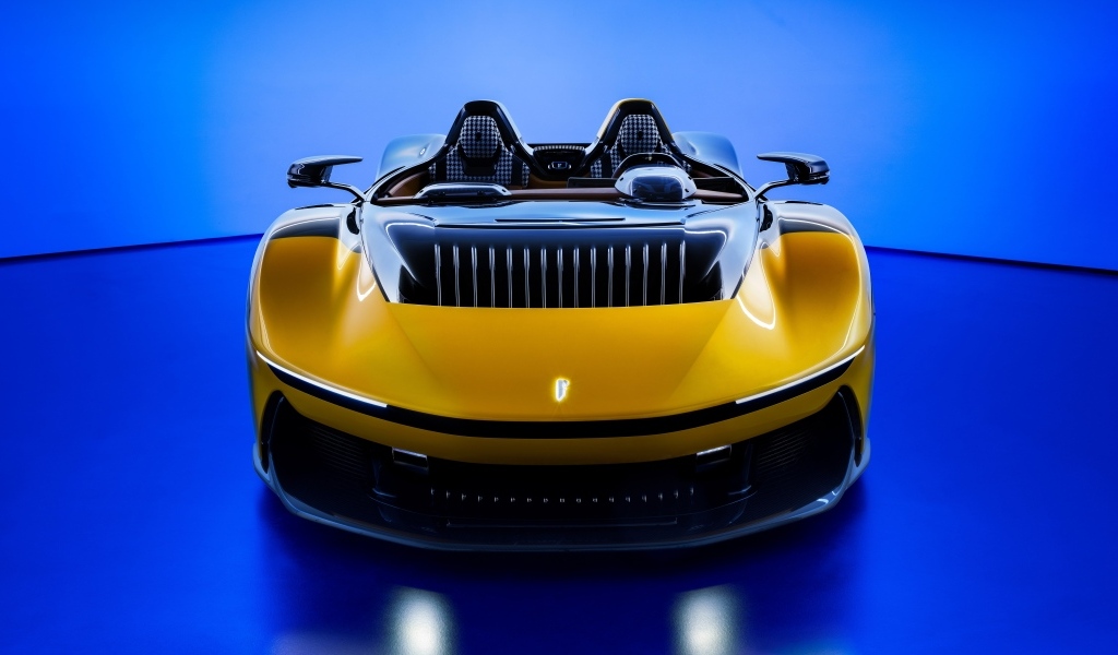 Новый автомобиль  Pininfarina B95 Prototipo 2023 года на синем фоне