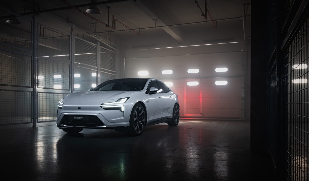 Автомобиль Polestar 4 в гараже