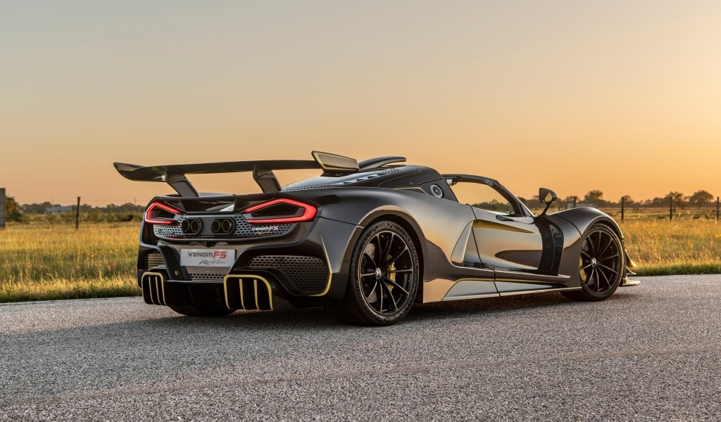 Вид сзади на спортивный автомобиль Hennessey Venom F5 Revolution Roadster 2023 года