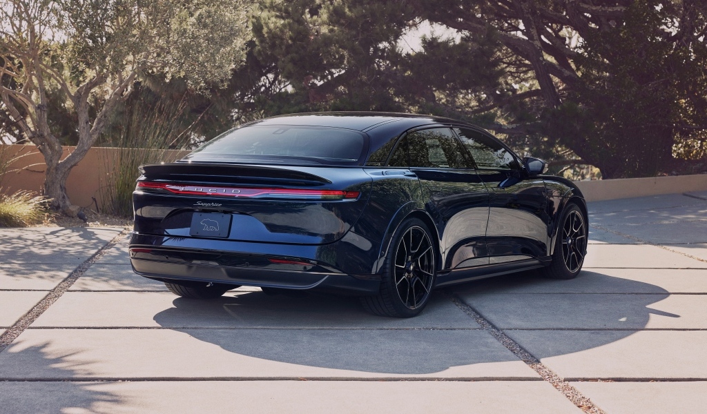 Вид сзади на автомобиль Lucid Air Sapphire 2023  года