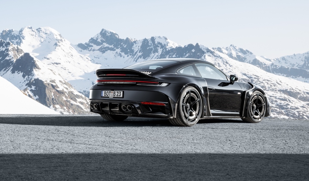 Вид сзади на автомобиль  Brabus 900 Rocket R