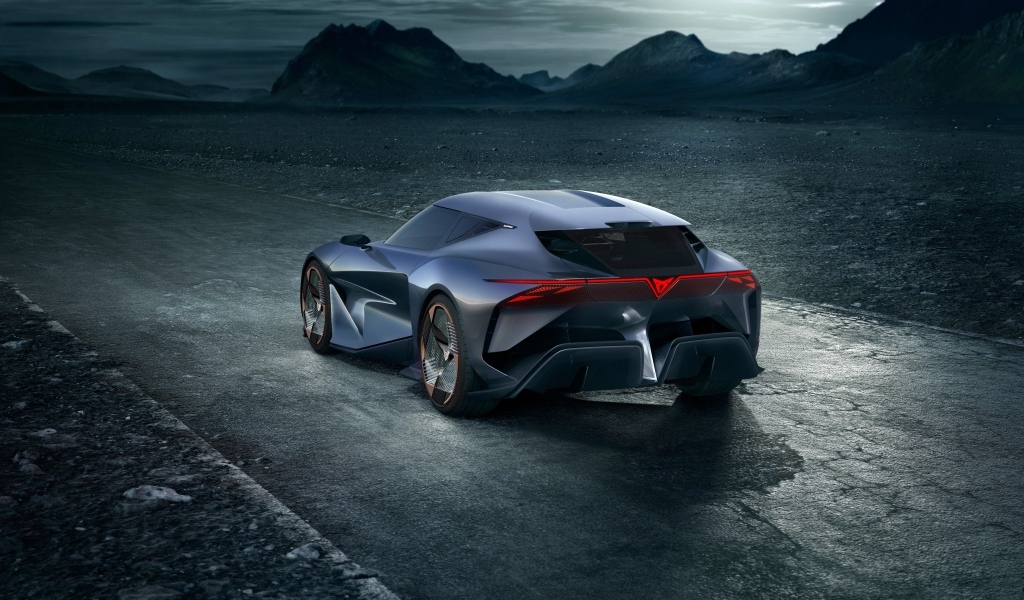 Вид сзади на автомобиль Cupra DarkRebel