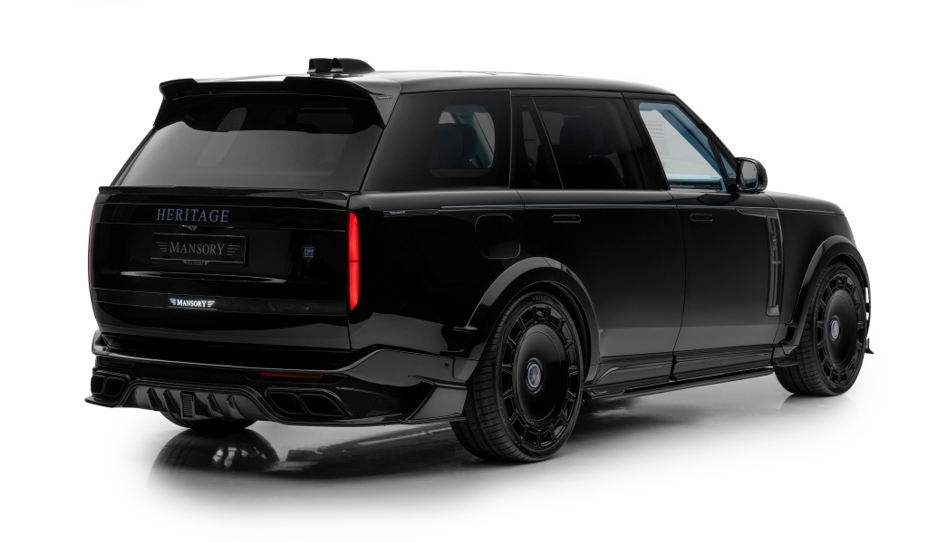 Вид сзади на черный внедорожник Mansory Range Rover SV LWB Heritage 2023 года