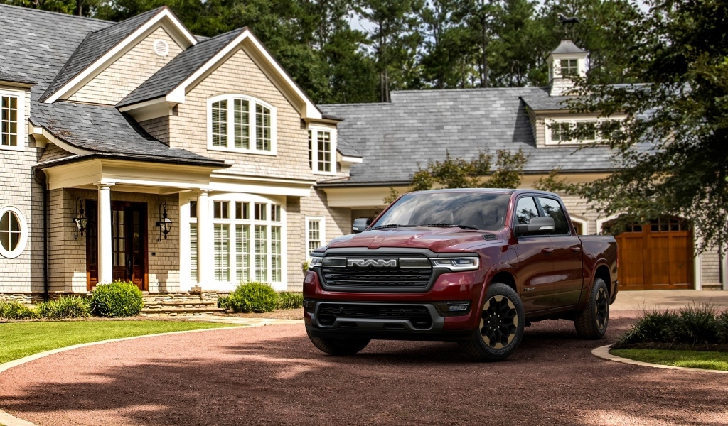 Красный пикап Ram 1500 Ramcharger Laramie 2025 года у дома