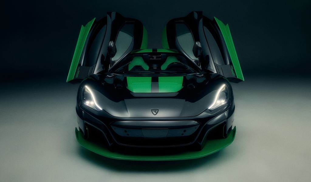 Автомобиль Rimac Nevera Time Attack 2023 с открытыми дверями