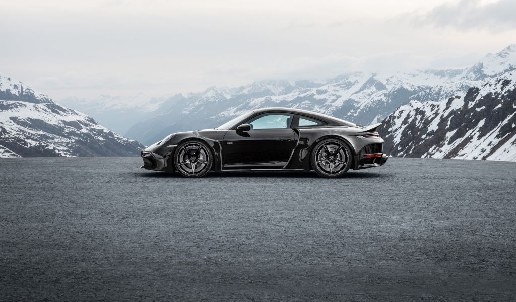 Вид сбоку на автомобиль  Brabus 900 Rocket R