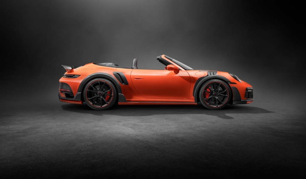 Вид сбоку на красный кабриолет TechArt GTstreet R