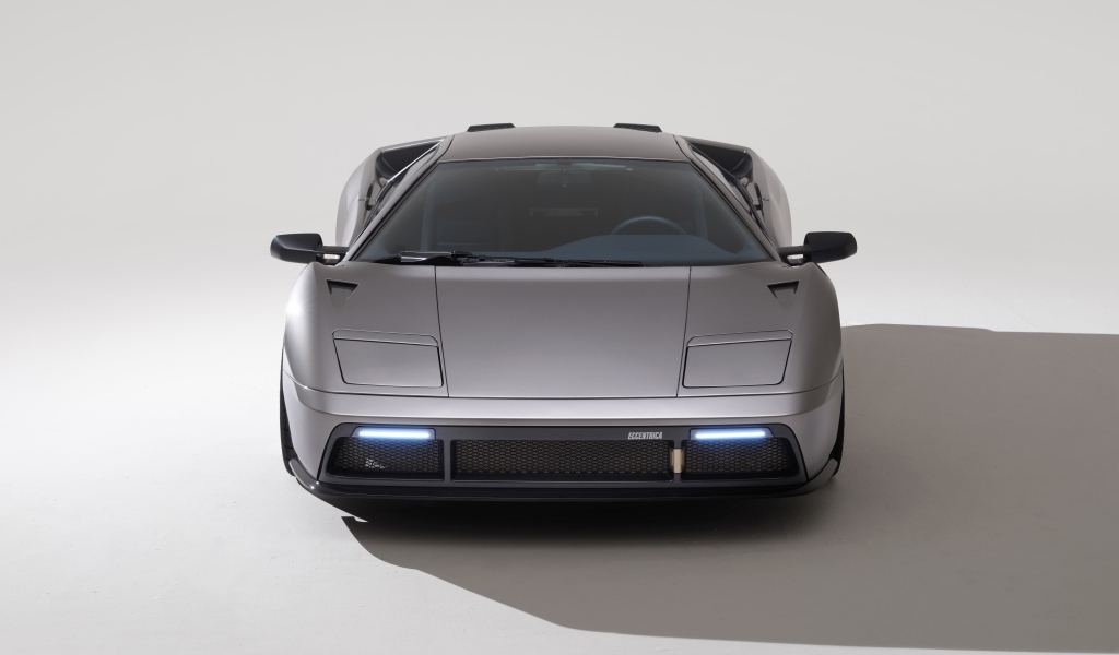 Серебристый автомобиль Eccentrica Restomod 2023 года