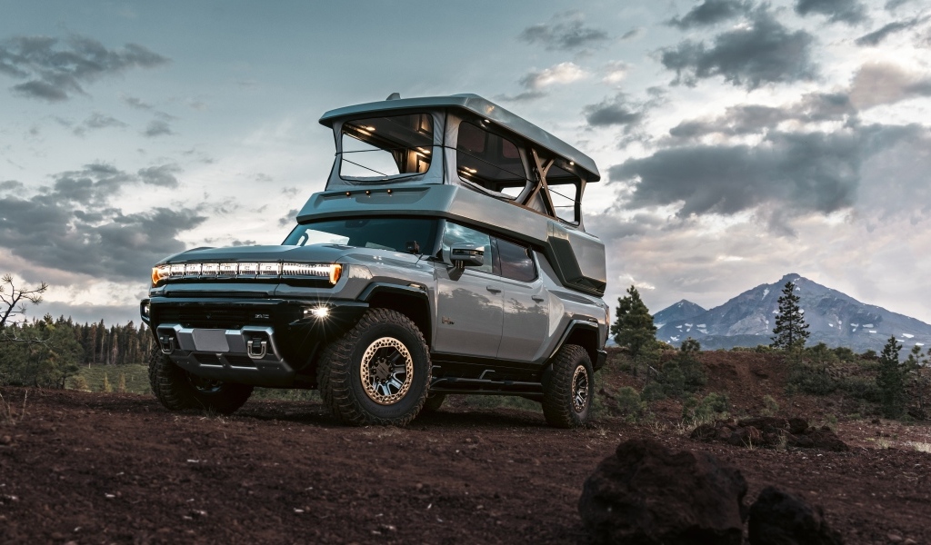 Серебристый внедорожник HUMMER EV EarthCruiser 2024 года