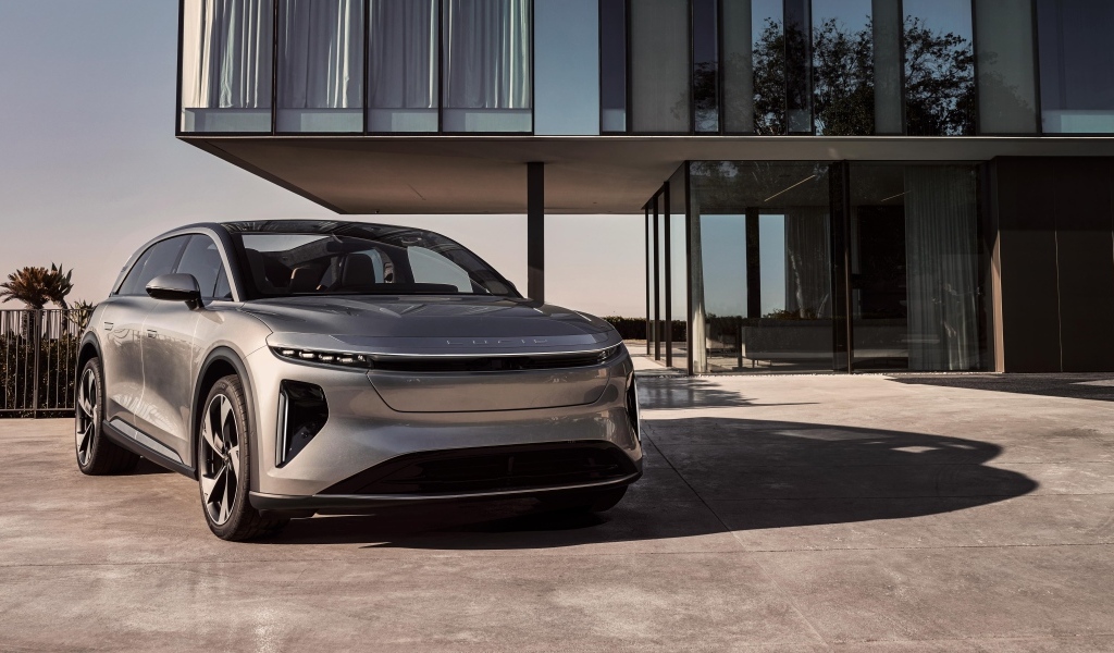 Серебристый внедорожник Lucid Gravity 2025 года