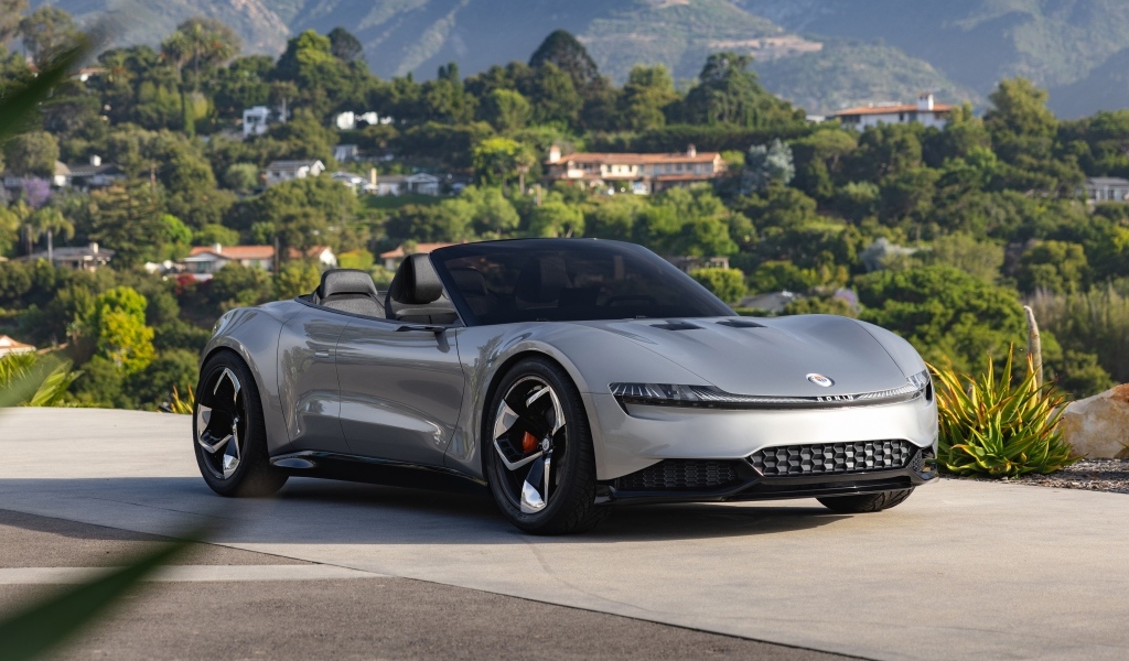 Серебристый автомобиль Fisker Ronin