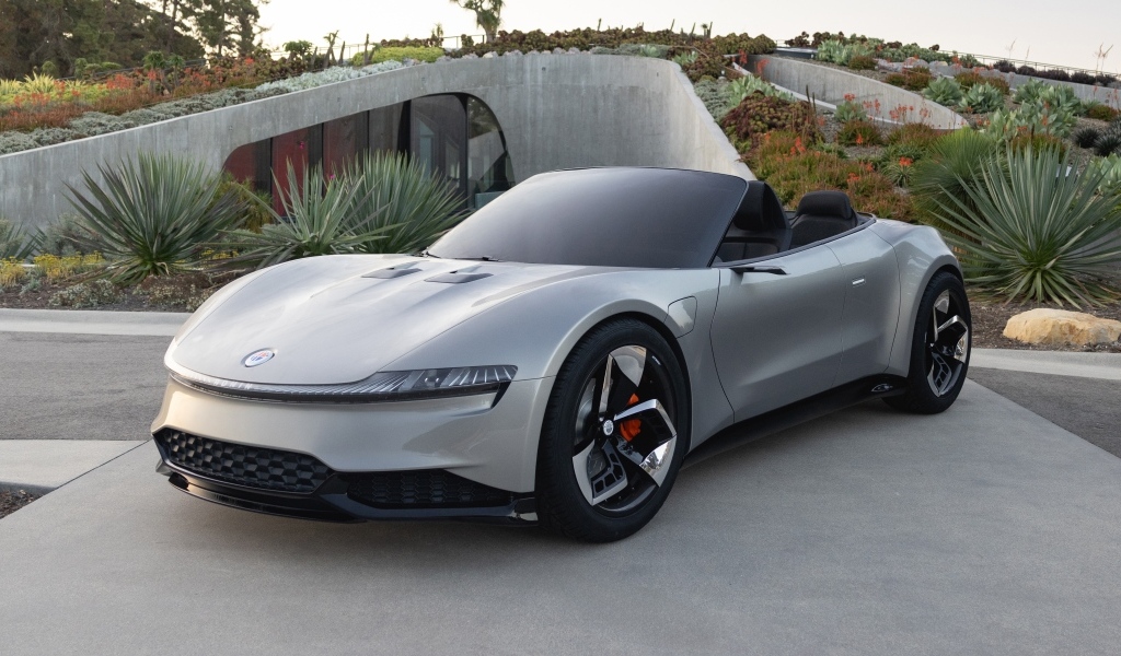 Серебристый спортивный автомобиль Fisker Ronin