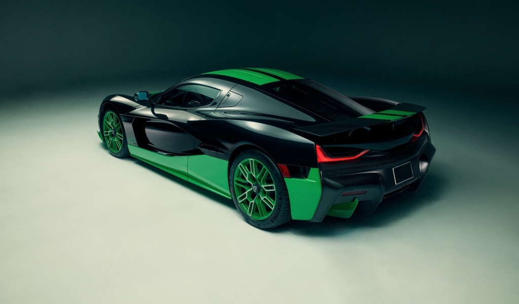 Спортивный автомобиль Rimac Nevera Time Attack 2023 на сером фоне