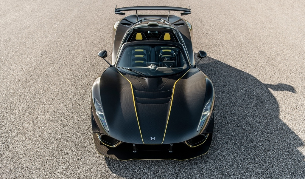 Вид сверху на спортивный автомобиль Hennessey Venom F5 Revolution Roadster 2023 года