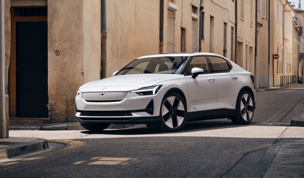 Белый автомобиль Polestar 2 2023 года