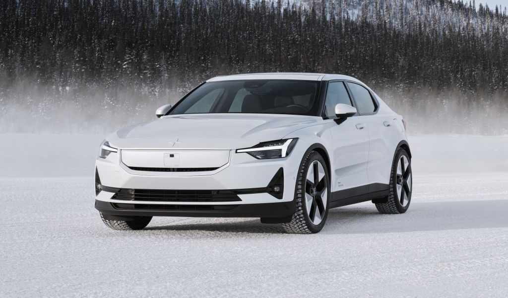 Белый автомобиль Polestar 2 на снегу