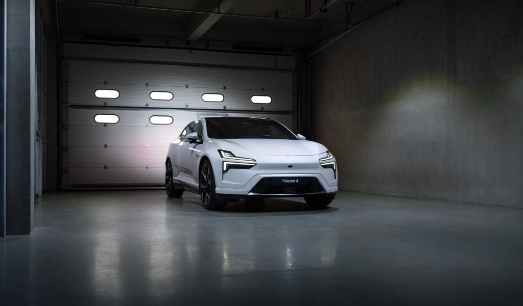 Белый автомобиль Polestar 4