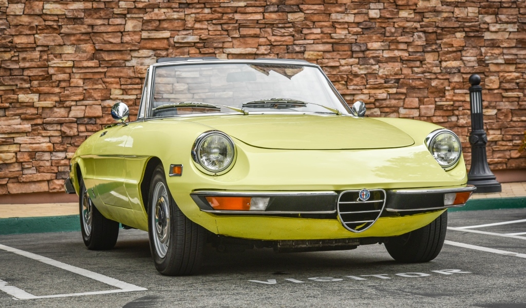 Желтый ретро автомобиль альфа ромео