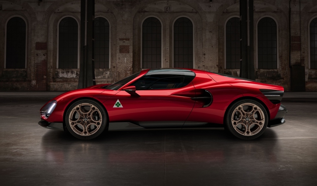 Быстрый автомобиль Alfa Romeo 33 Stradale 2024 года вид сбоку