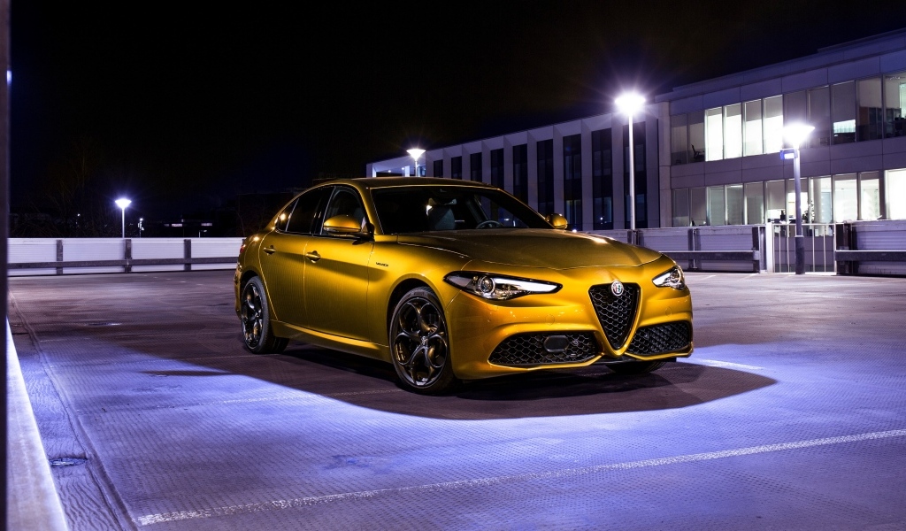 Золотистый автомобиль Alfa Romeo Giulia Veloce Q2
