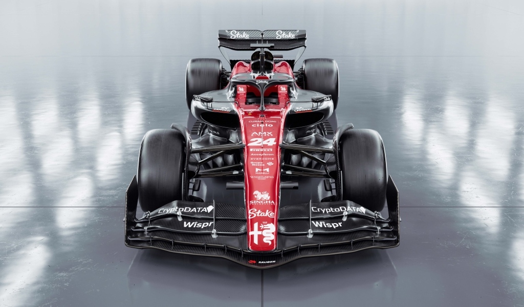 Гоночный автомобиль Alfa Romeo C43 F1 2023 вид спереди
