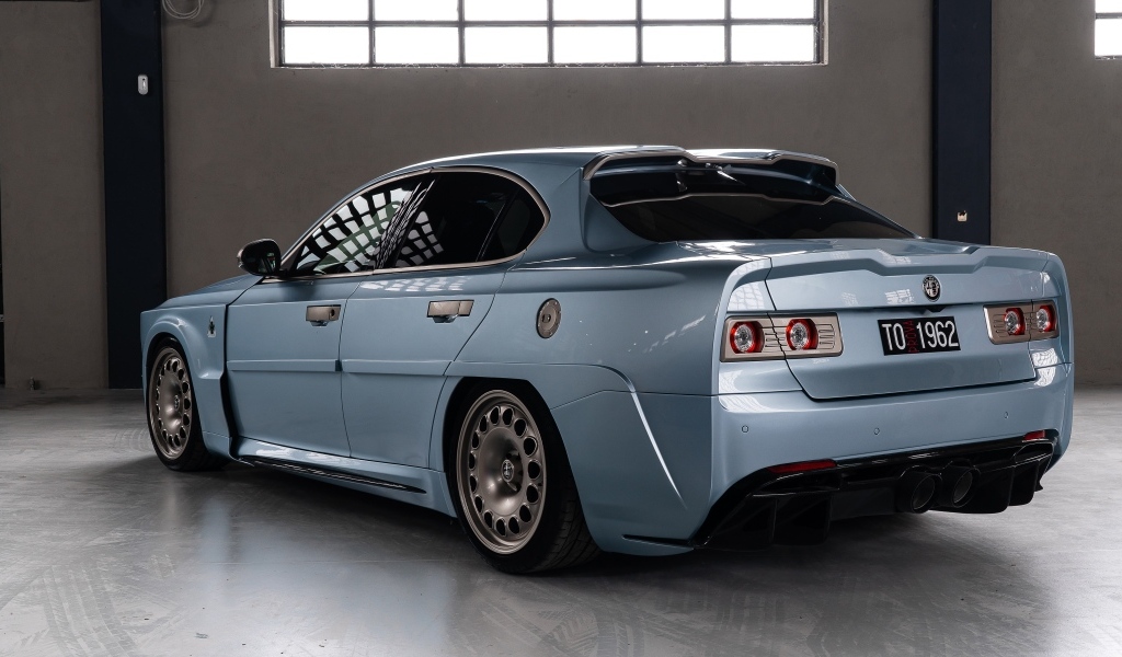 Вид сзади на серый автомобиль Alfa Romeo