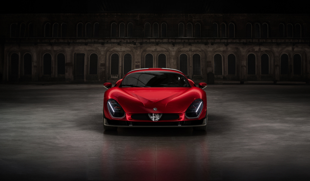 Красный автомобиль Alfa Romeo 33 Stradale вид спереди