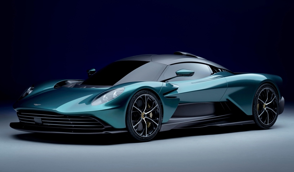 Автомобиль Aston Martin Valhalla 2023 года на сером фоне