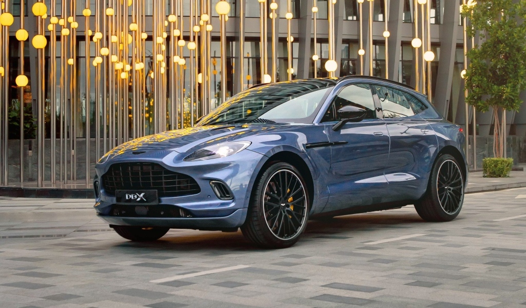 Автомобиль Aston Martin DBX у здания