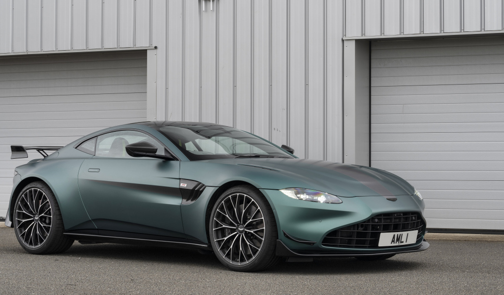 Красивый автомобиль Aston Martin Vantage F1 Edition 2023 года у серой стены