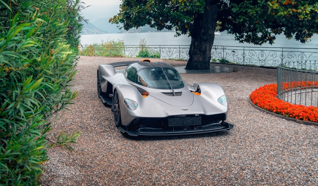 Быстрый автомобиль Aston Martin Valkyrie