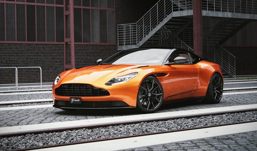 Оранжевый автомобиль Aston Martin DB11