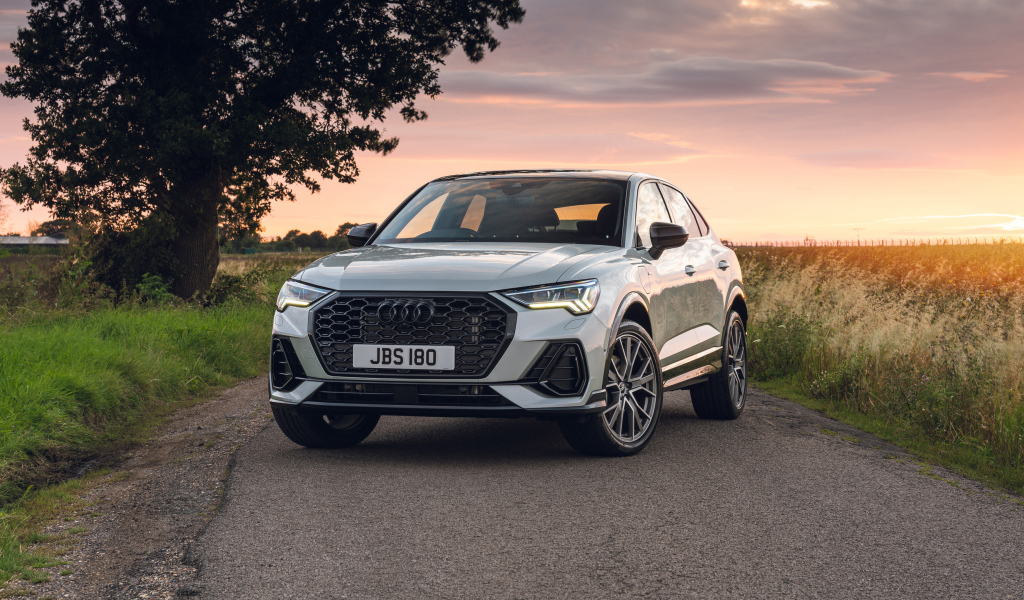 Автомобиль Audi Q3, 2021 года на дороге