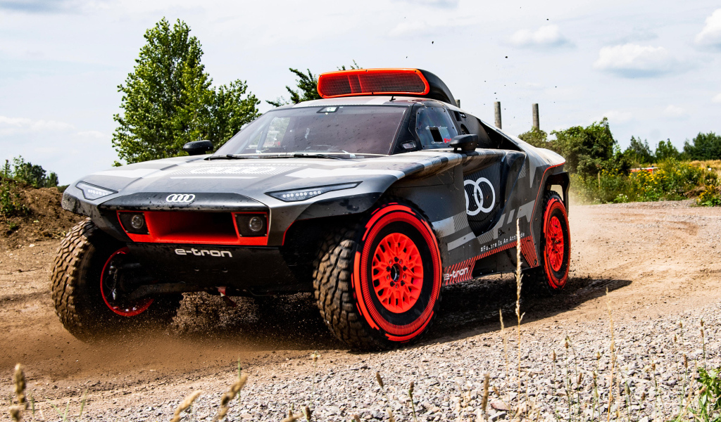 Спортивный внедорожник Audi RS Q E-Tron 2022 года