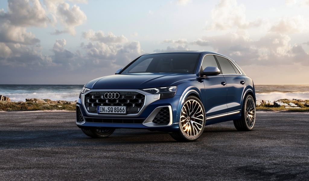 Автомобиль Audi SQ8 TFSI 2023 года на фоне неба