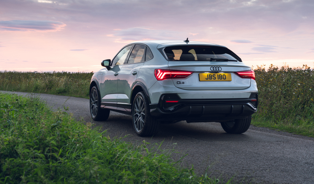 Автомобиль Audi Q3, 2021 года вид сзади