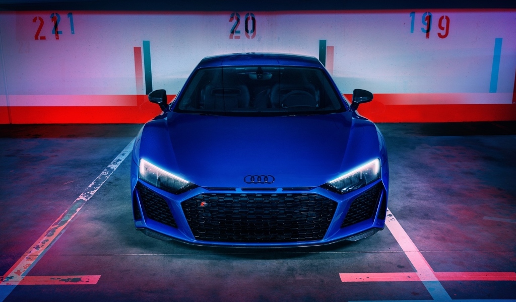 Автомобиль  Audi R8 вид спереди