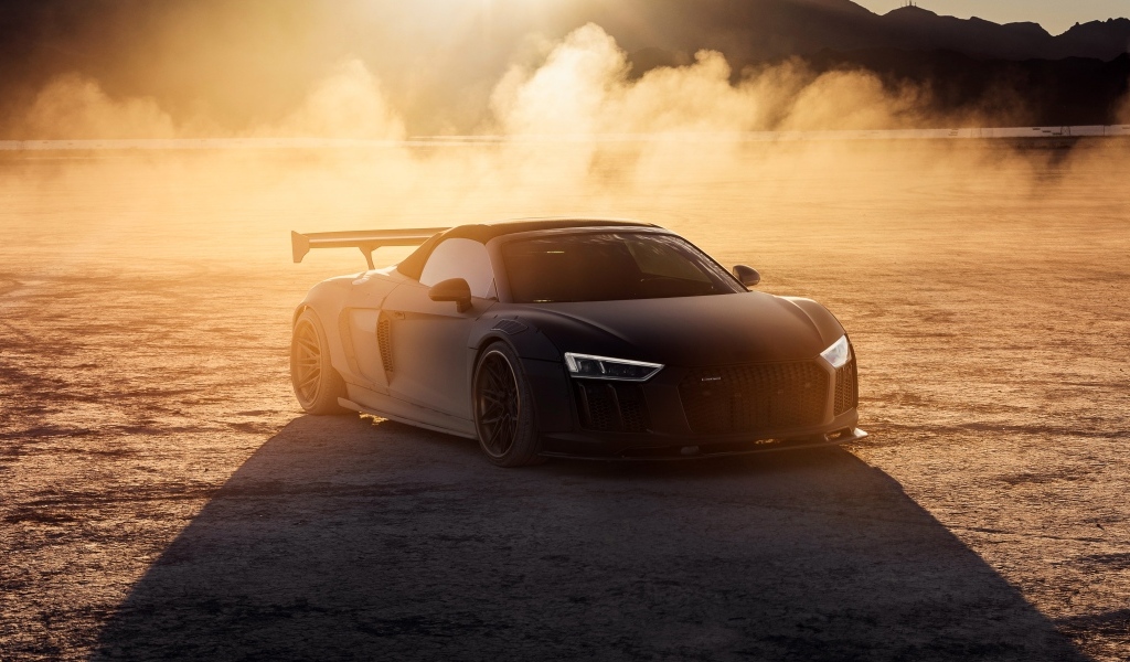Автомобиль Audi R8 в облаке пыли