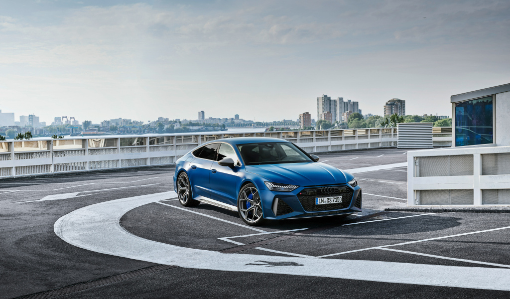 Автомобиль Audi RS 7 на трассе