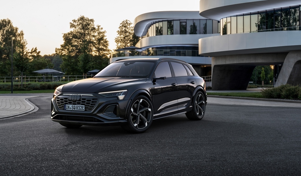 Черный автомобиль Audi Q8 Sportback 55 E-Tron Quattro у дома
