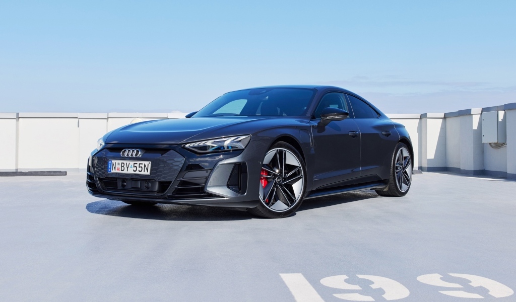 Черный автомобиль Audi RS E-Tron GT 2023