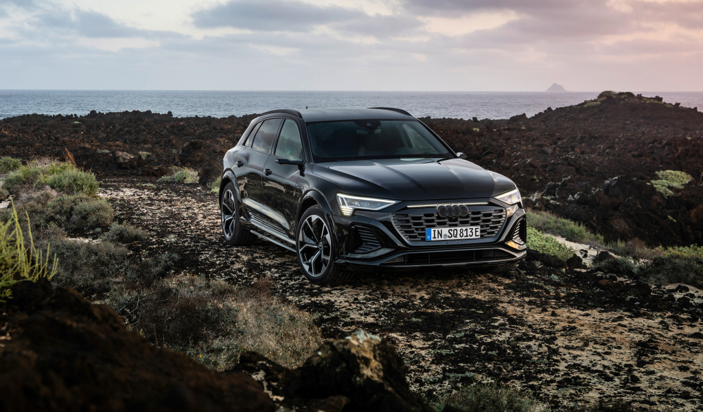 Черный автомобиль Audi SQ8 E-Tron Quattro на бездорожье