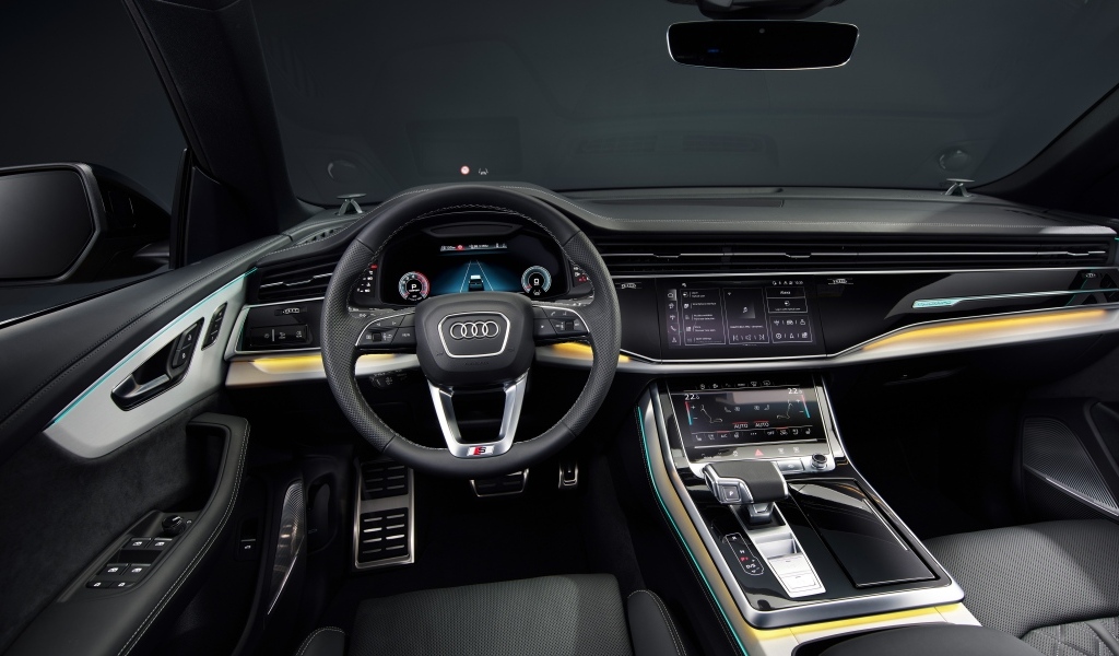 Черный кожаный салон автомобиля Audi Q8 55 TFSI Quattro S Line 2023 года