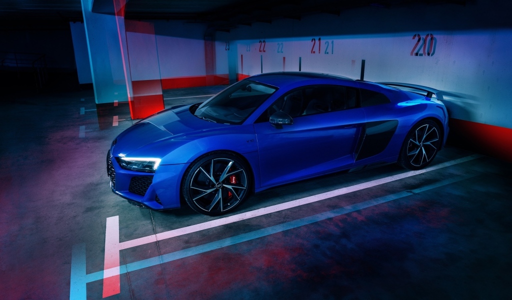 Синий  Audi R8 в гараже
