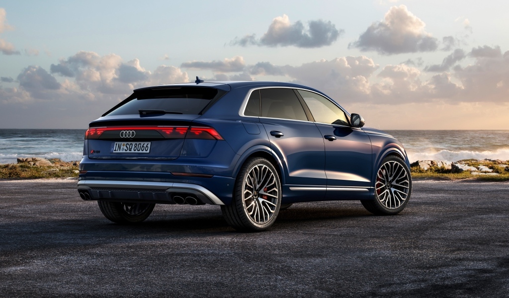 Синий автомобиль Audi SQ8 TFSI 2023 года вид сзади