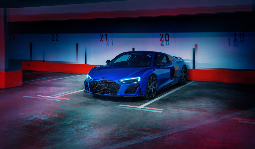 Синий спорткар Audi R8 на подземной парковке