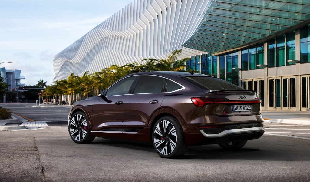 Автомобиль Audi Q8 Sportback 55 E-Tron Quattro вид сзади