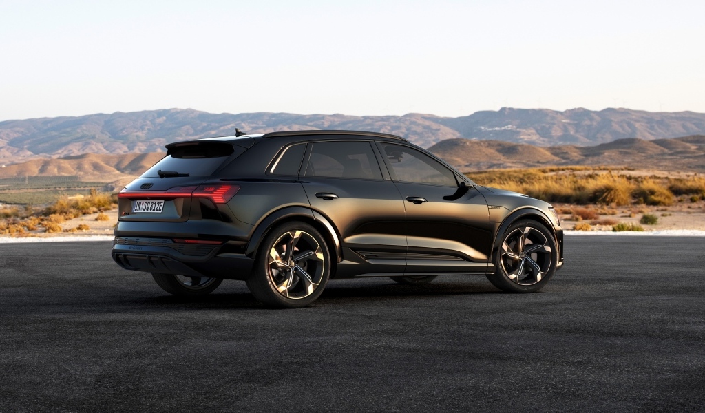 Автомобиль Audi SQ8 E-Tron Quattro  вид сзади