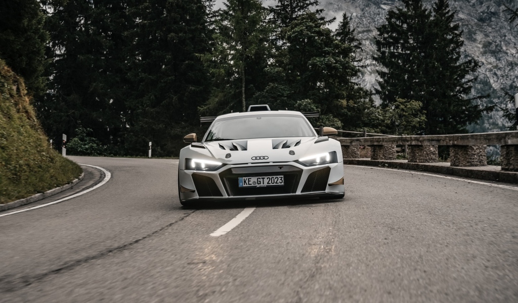 Вид спереди на автомобиль ABT Sportsline XGT Audi R8 LMS GT2