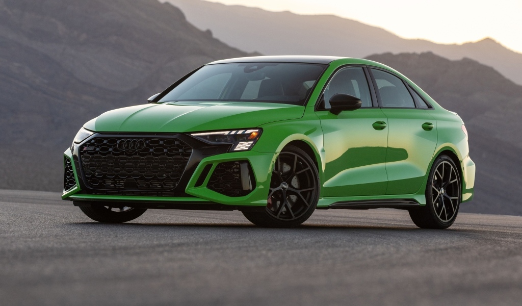 Зеленый автомобиль Audi RS 3 Sedan 2023 года вид спереди